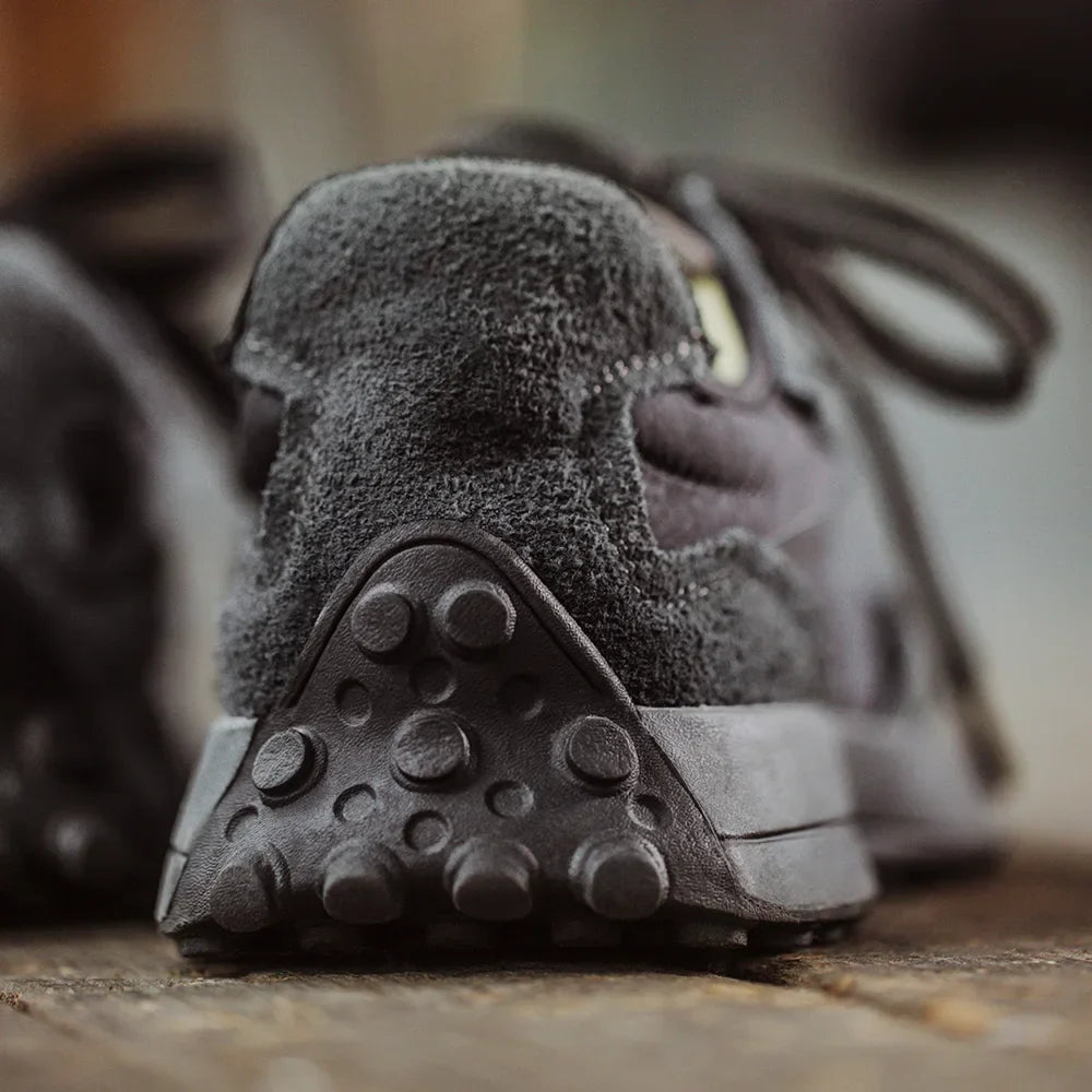 Vintage Thick soled Black Trainers — vista laterale