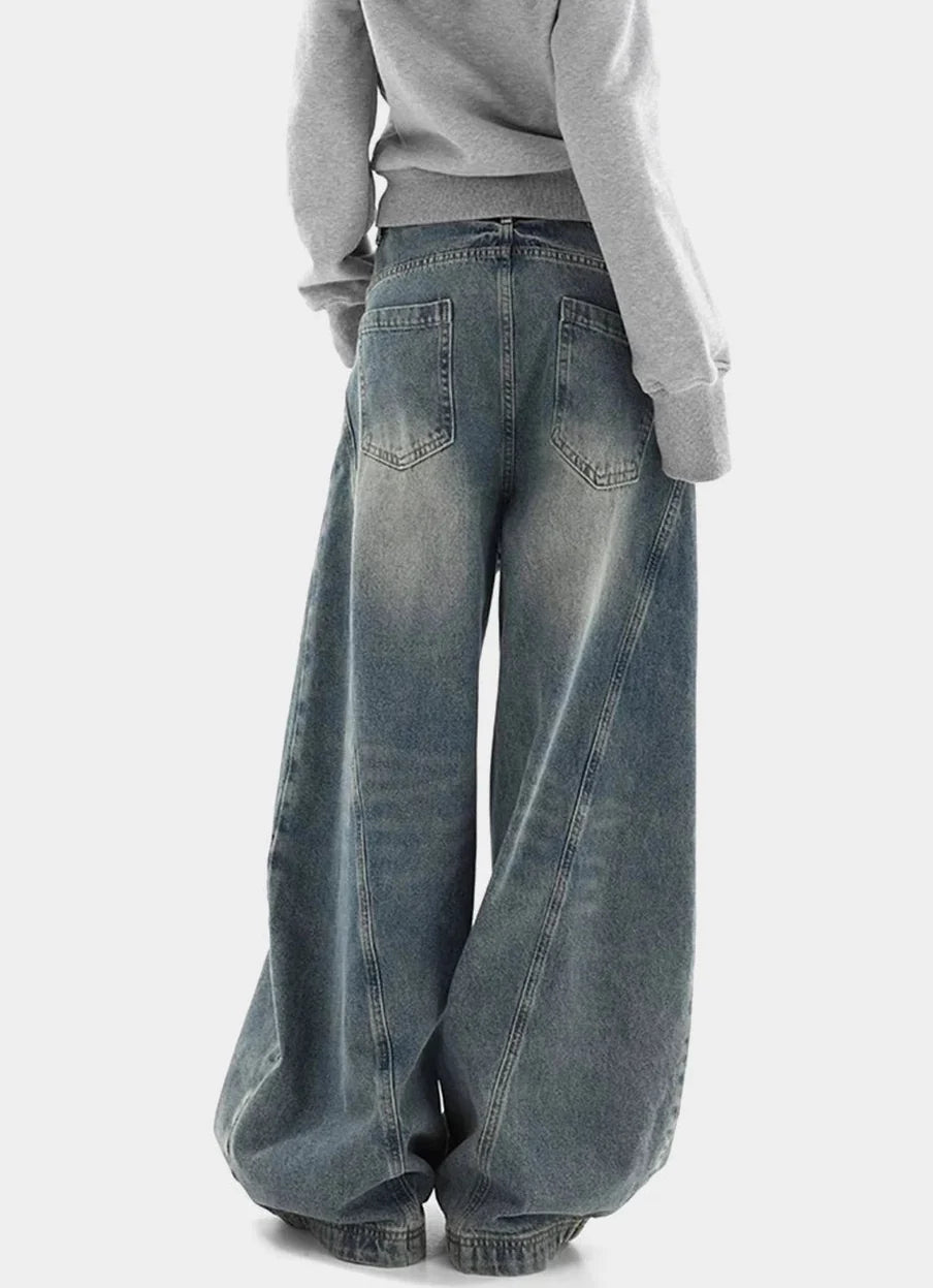 Washed Essentials Denim Curved Baggy Barrel Jeans — dettaglio della stampa