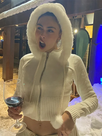 White Plush Crop Zip Up Hoodie — dettaglio della stampa