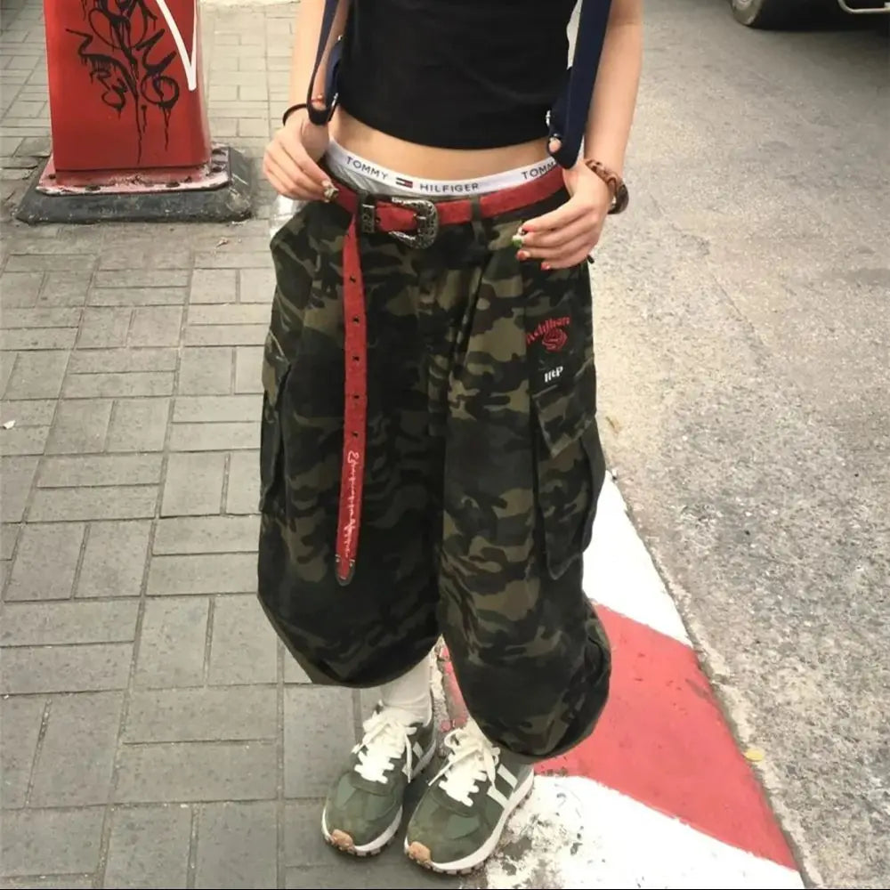 Womens Camouflage Baggy Cargo Jorts — vista frontale