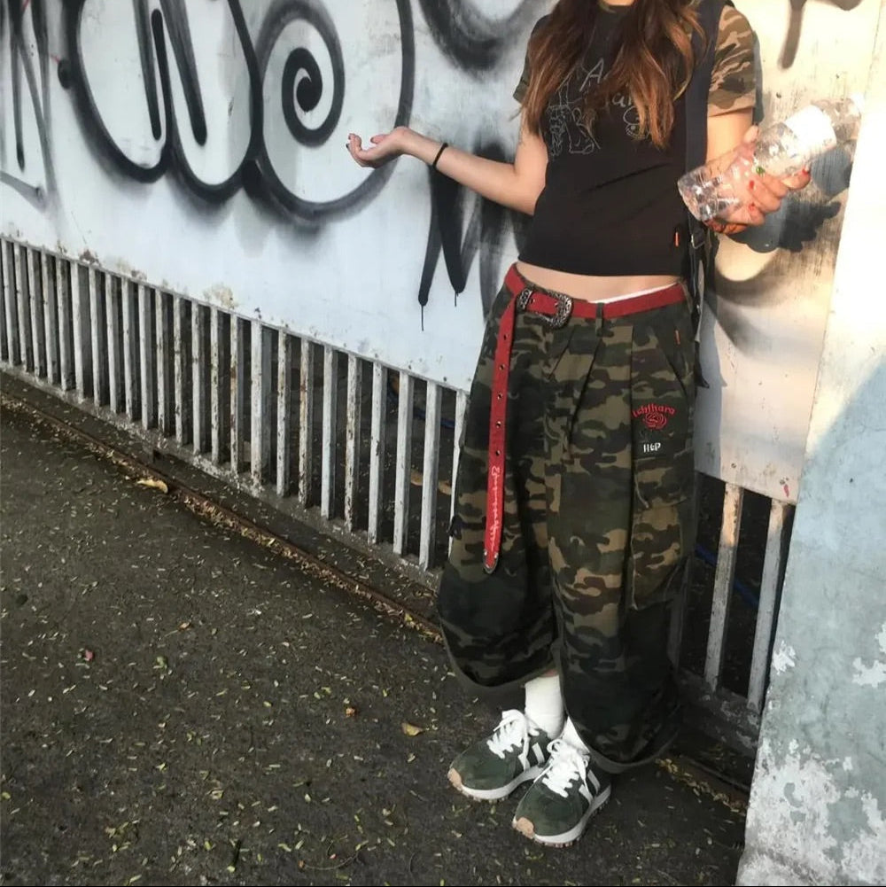 Womens Camouflage Baggy Cargo Jorts — vista posteriore