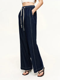 Womens Contrast Topstitching Straight Leg Jeans — in alternativa