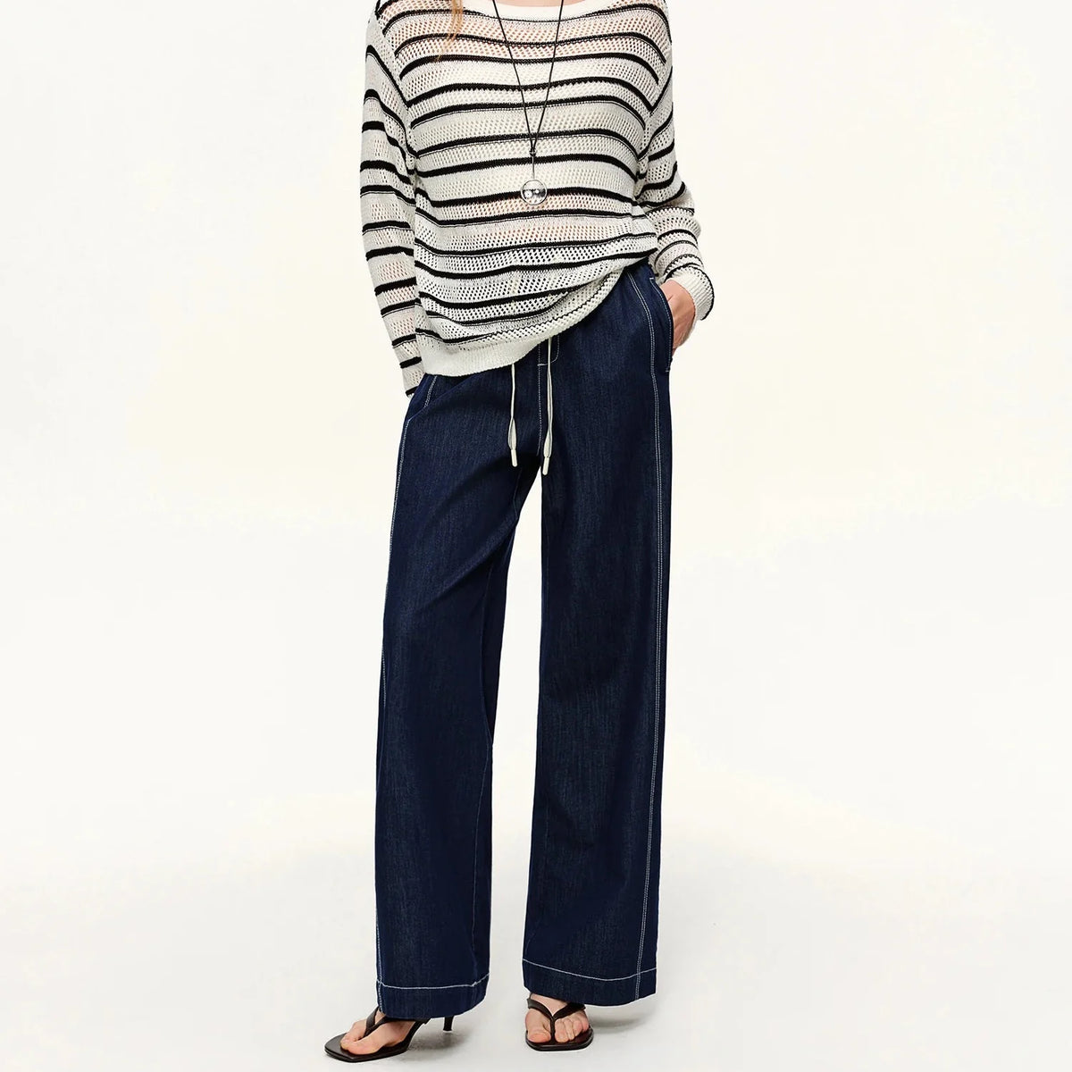 Womens Contrast Topstitching Straight Leg Jeans — vista posteriore