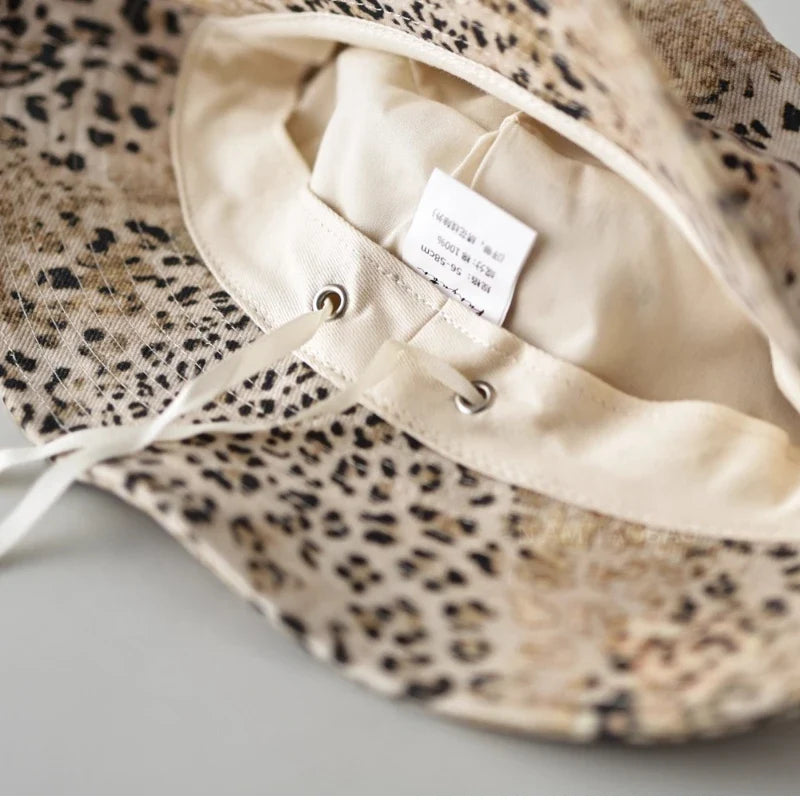 Worn Leopard Print Bucket Hat — dettaglio della stampa