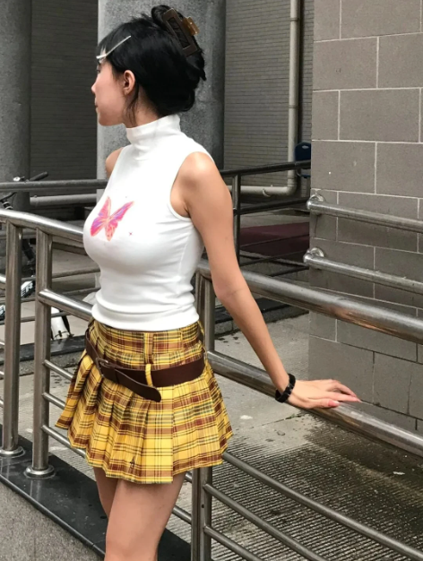 Yellow Plaid Pleated Mini Skirt — vista frontale