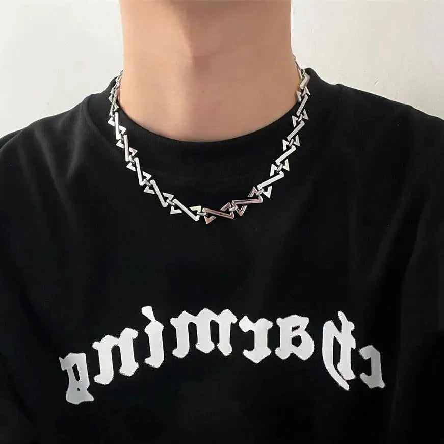 Z Chain Necklace — vista posteriore