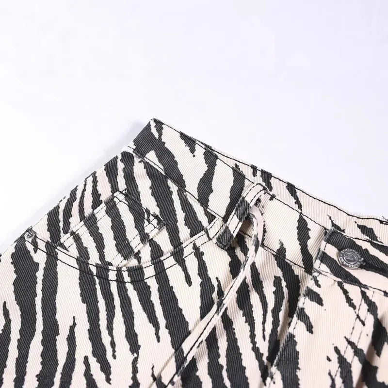 Zebra Striped Graphic Jeans — dettaglio della stampa