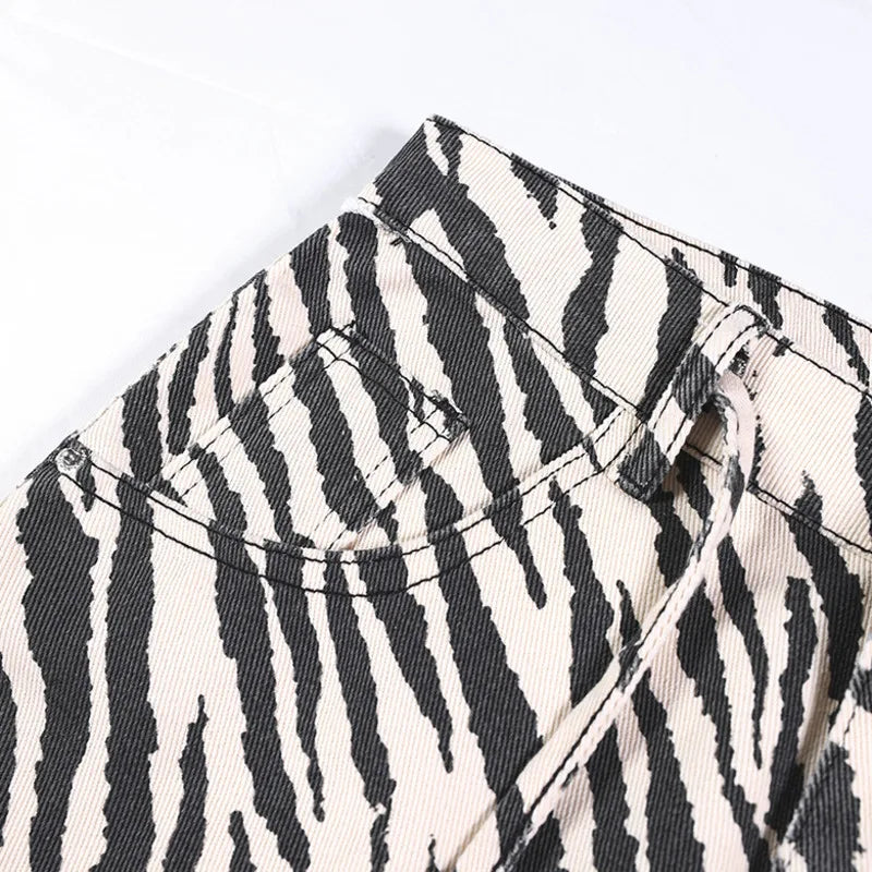 Zebra Striped Graphic Jeans — in alternativa