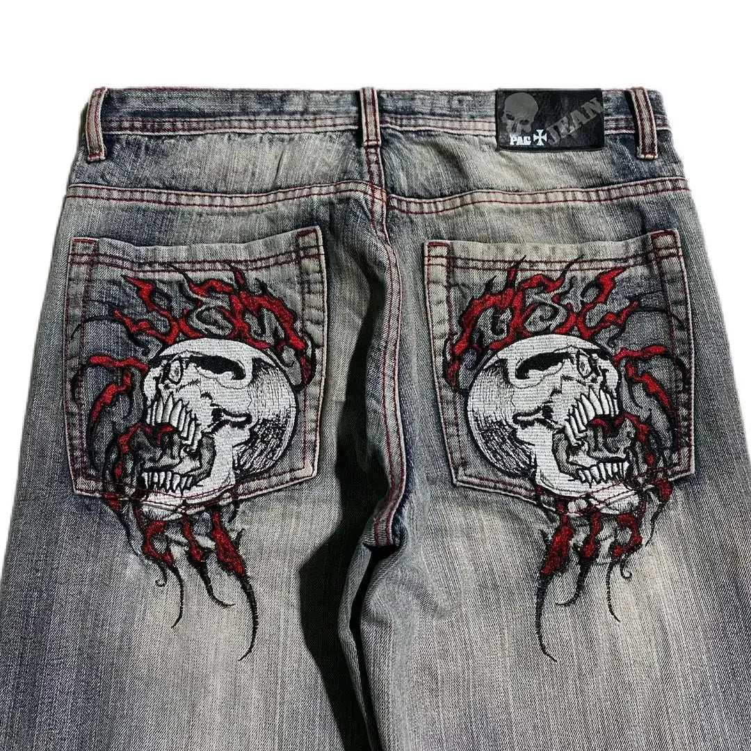 Grunge Skull Embroidery Mid Rise Jeans — vista frontale