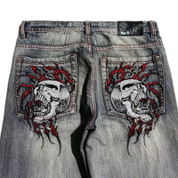 Grunge Skull Embroidery Mid Rise Jeans — vista frontale
