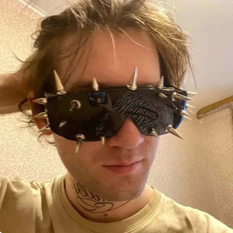 Nail Spiked Sunglasses — vista posteriore